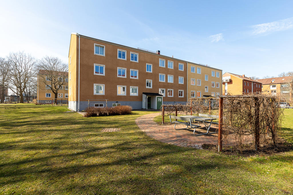 Vacker innergård med grillplats
