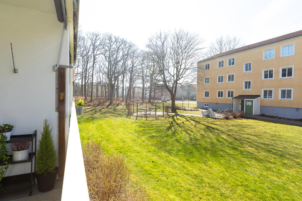 Trivsam öppen balkong med grön utsikt vår- och sommartid
