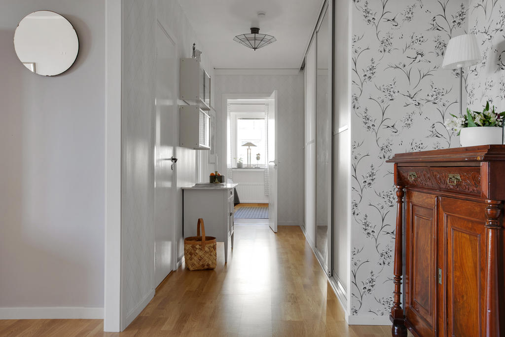Hall med bra förvaringsmöjligheter i skjutdörrsgarderoberna 