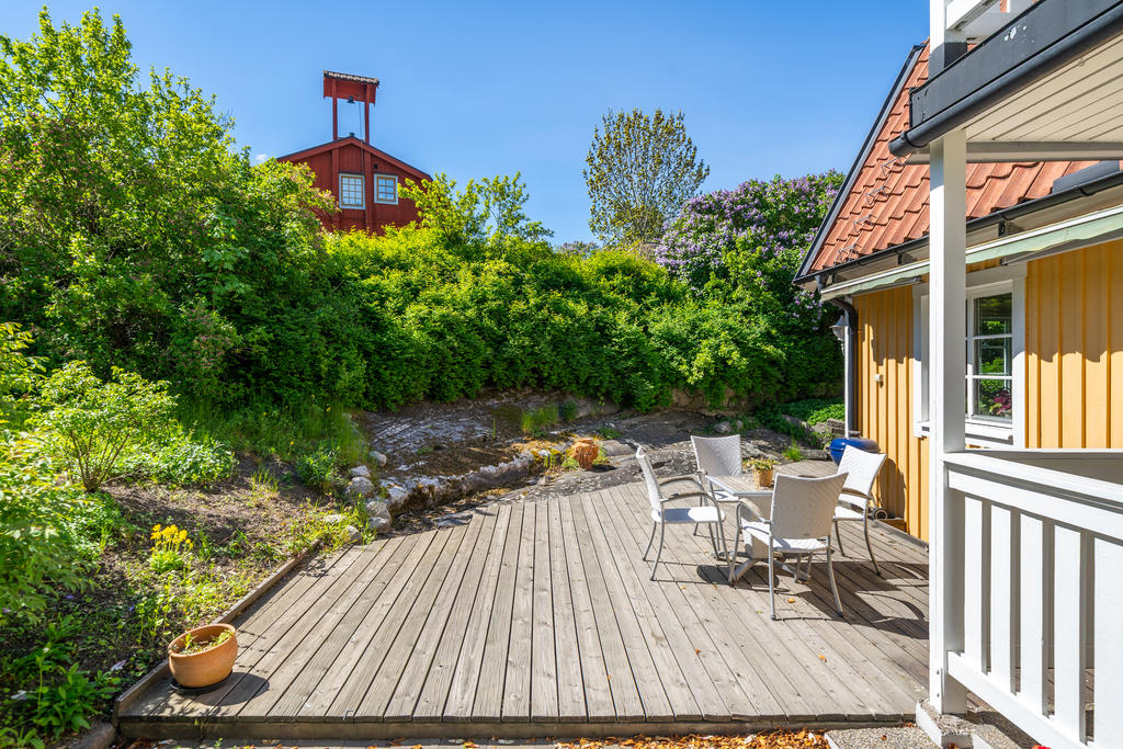 Trädäckad altan i söder och väster