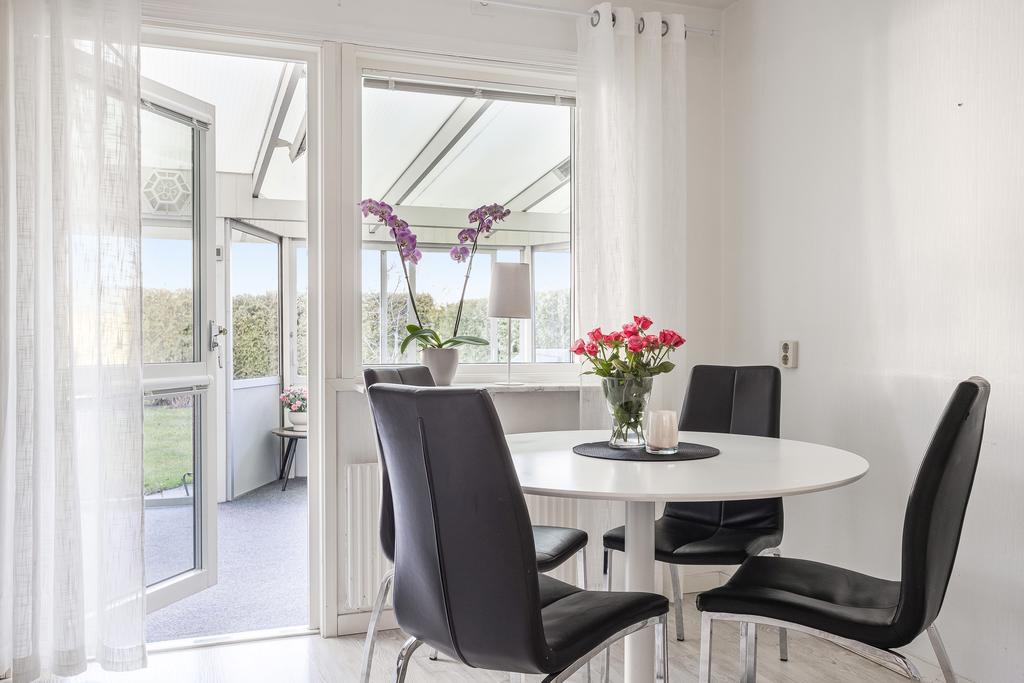 Matplats med utgång till uterummet
