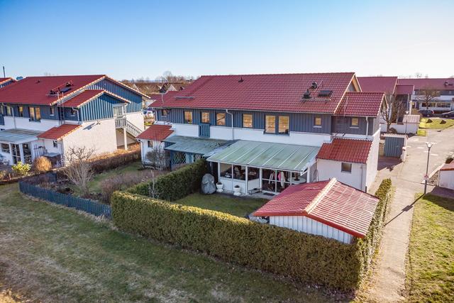 Trädgårdssidan med uterum och friggebod