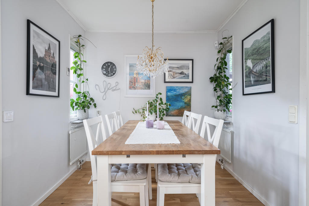 Matplats i burspråk, med fönster i SV och NO