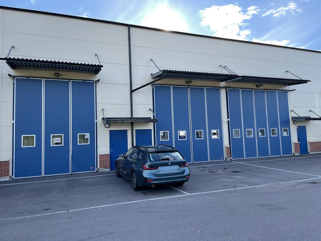 De två portarna till vänster tillhör lokal 1, om 348 kvm. Porten längst till höger tillhör lokal 2, om 363 kvm.