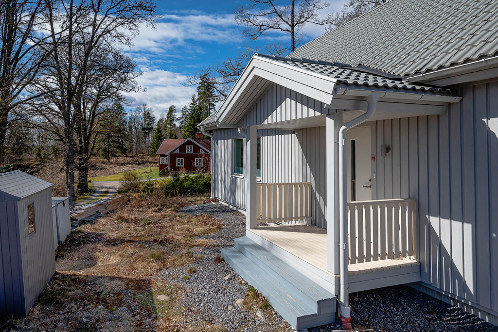 Husets entré i soligt läge