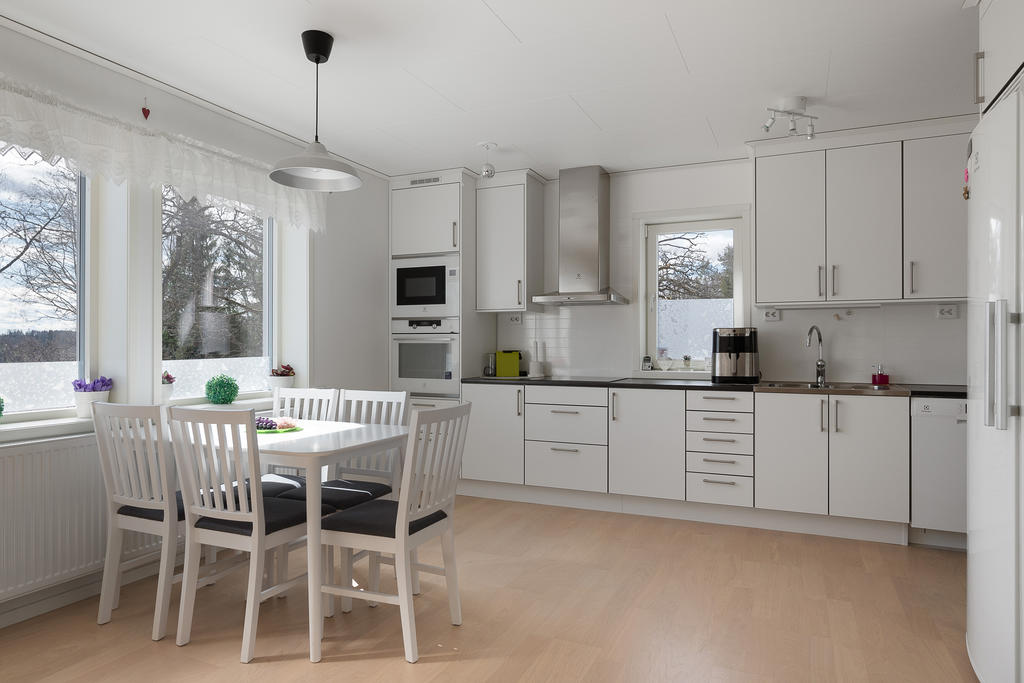 Ljust och trivsamt kök med gott om utrymme för matplats