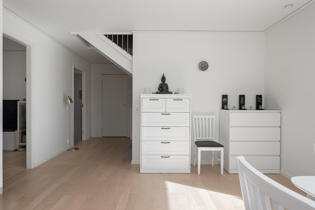 Möblerbar del av matplatsen och öppet mot vardagsrum
