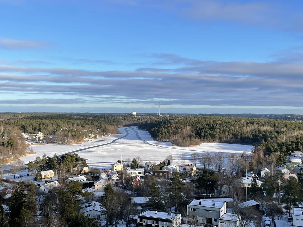 Kottlasjön vintertid med plogad skridko och skidåkarbana 