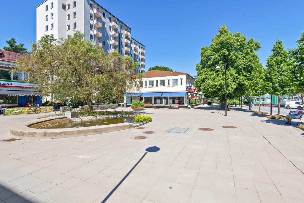 Baggebytorget med matbutik och flera restauranger i närområdet