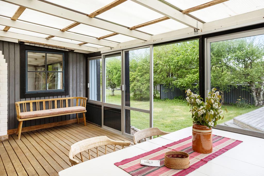  Utöver bostadshuset finns här ett skyddat uterum, en altan samt två friggebodar som fungerar utmärkt som sovplatser till sommargästerna. 