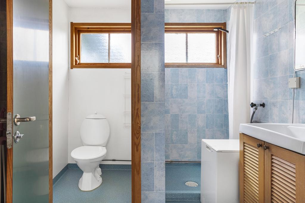 Via en mindre passage från köket når ni det praktiska badrummet, som är smart uppdelat med separat toalett. Här finns dusch, tvättmaskin samt varmvattenberedare