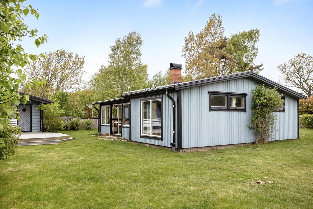 På den generösa tomten om hela 967 kvm väntar en härlig trädgård som bjuder in till både avkoppling och aktivitet.