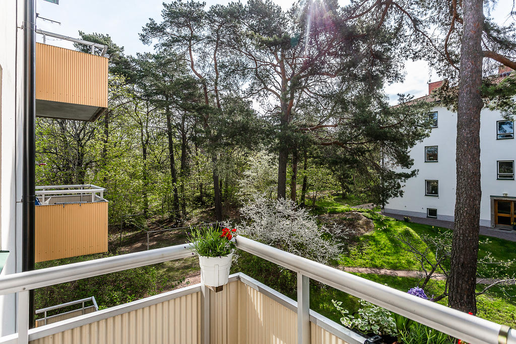 Här kan du njuta av sol stora delar av dagen.  Utgång från vardagsrum.