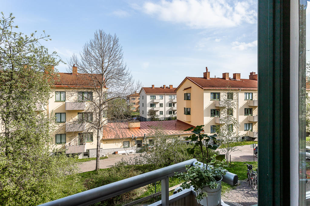 Bostadens andra på husets framsida med härlig kvällssol. Utgång från sovrum.