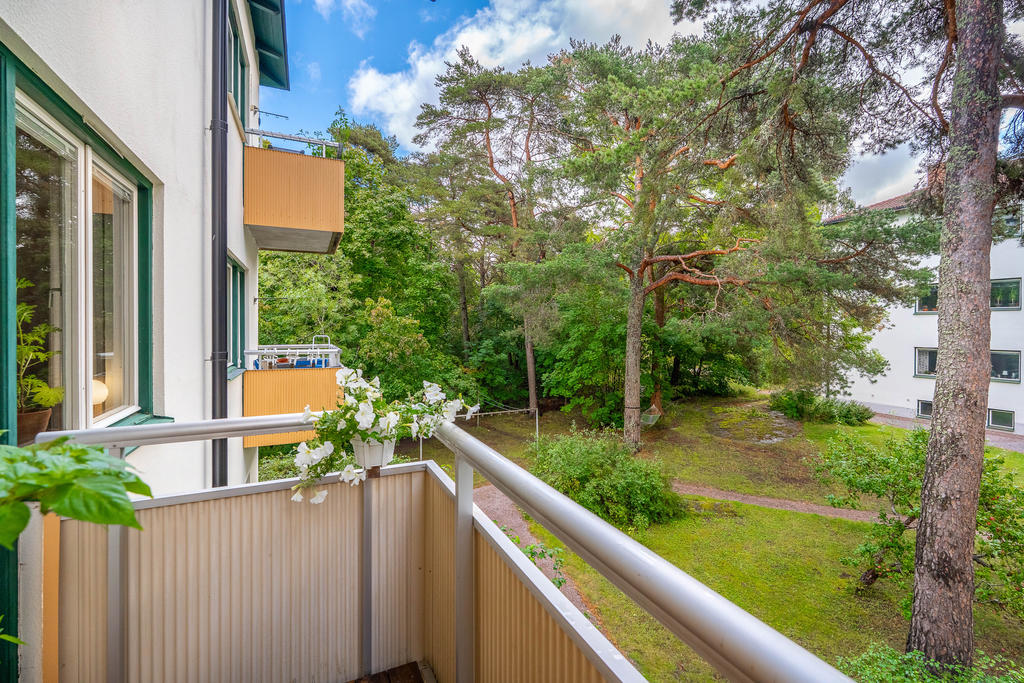 Här kan du njuta av sol stora delar av dagen.  Utgång från vardagsrum.