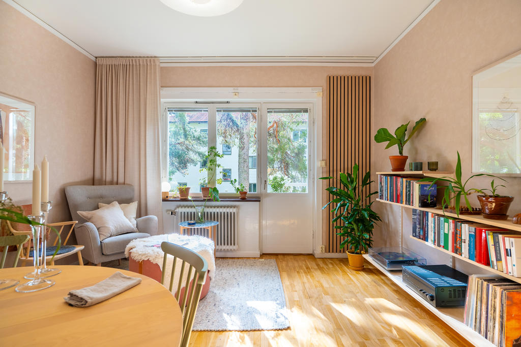 Ljust och fint vardagsrum med utgång till en av bostadens två balkonger.