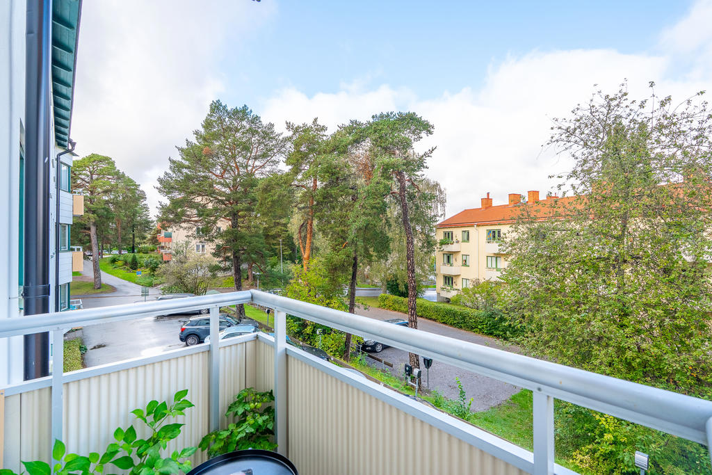 Bostadens andra på husets framsida med härlig kvällssol. Utgång från sovrum.
