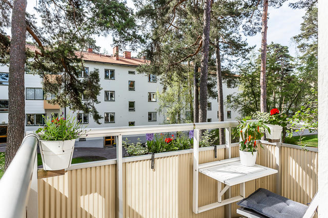 Varmt välkommen till Lindsbergsgatan 4C och denna smakfulla bostad med möjlighet till uthyrningsdel!
Balkong med härlig utsikt mot den lummiga innergården, som är en av bostadens två balkonger.