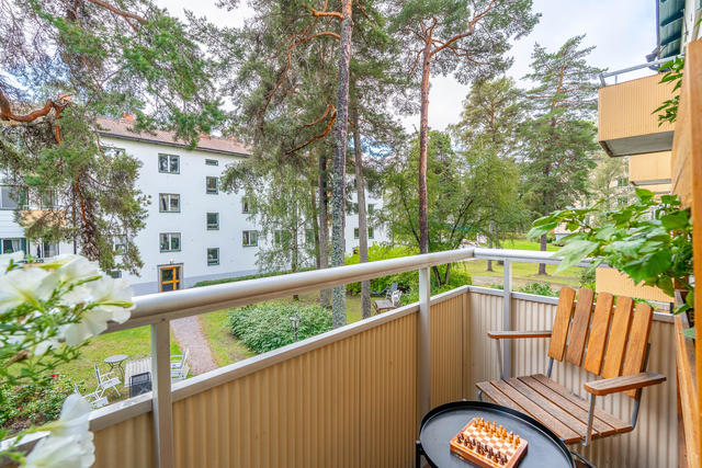 Varmt välkommen till Lindsbergsgatan 4C och denna smakfulla bostad med möjlighet till uthyrningsdel!
Balkong med härlig utsikt mot den lummiga innergården, som är en av bostadens två balkonger.