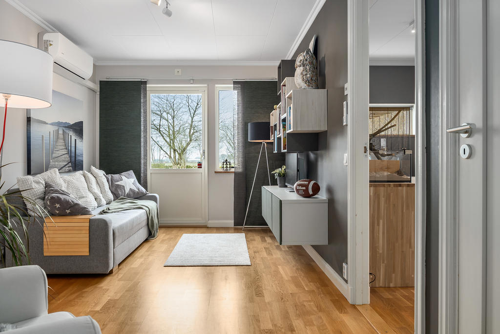 Allrum med utgång till trädäck och anslutning till sovrum och klädkammare