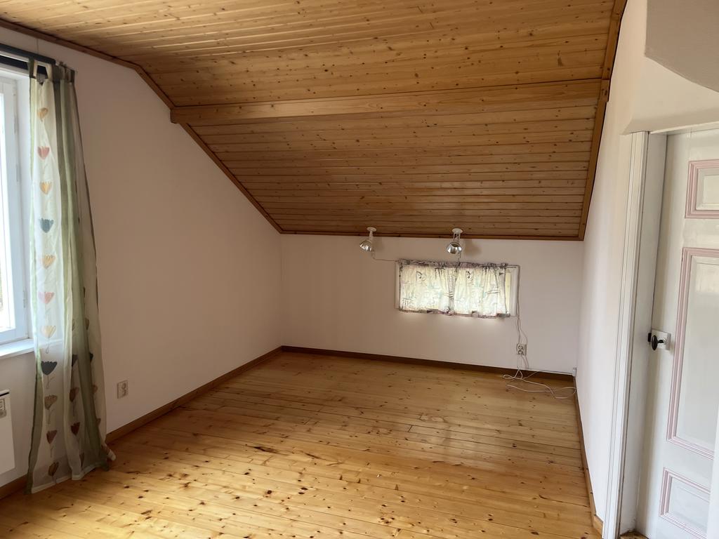 Säljarens bild av ett av sovrummen på övervåning. 