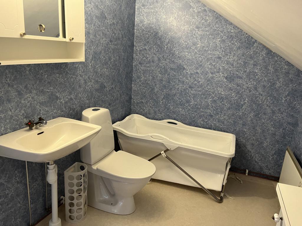 Säljarens bild. Toalettrum på övervåningen. Med plats för badkar. 
