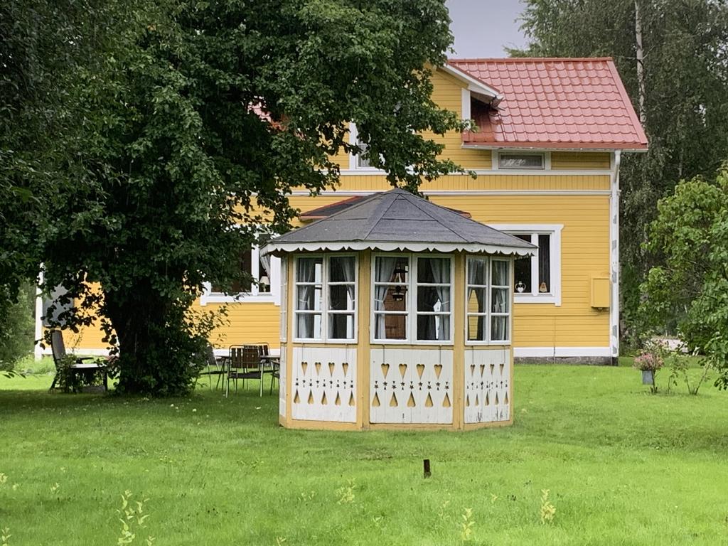 Säljarens bild. Fasad i söder med trivsamt lusthus i förgrunden. 
