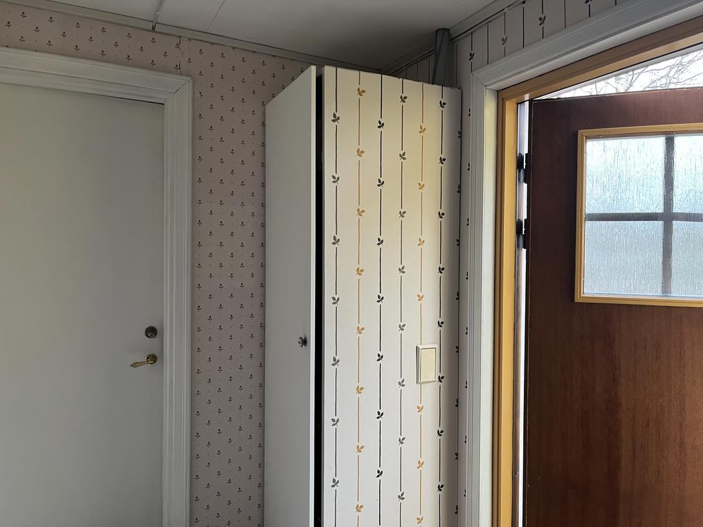 Säljarens bild på hall med garderob. 