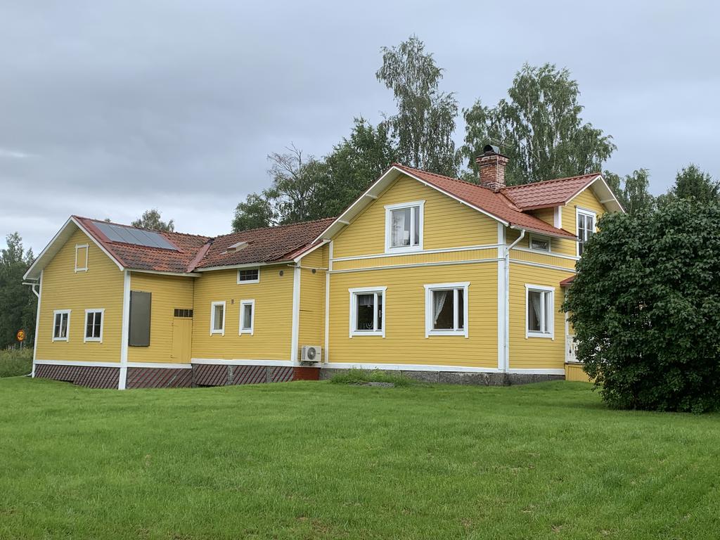 Säljarens bild. Fasad i väst med bostadsdel till höger och lada till vänster. 