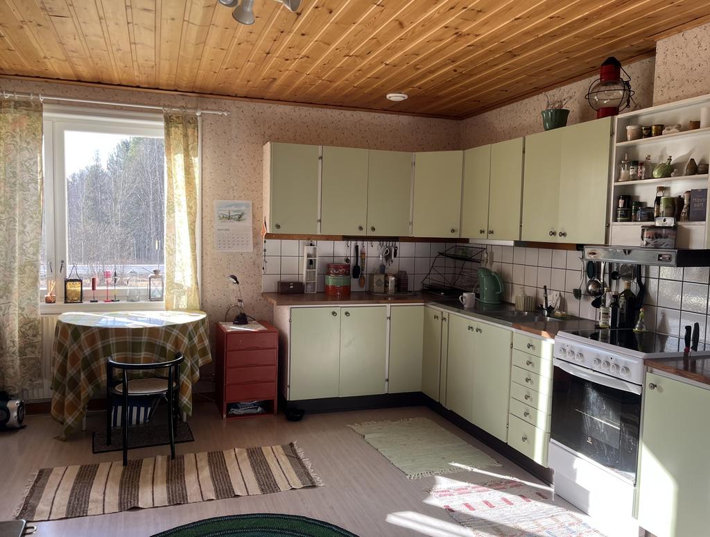 Säljarens bild. Kök med nymålade luckor. 