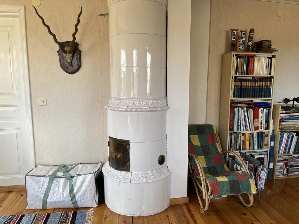 Kakelugn i vardagsrum (ej godkänd). 
