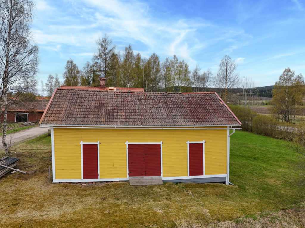 Del av ekonomibyggnaden som är ihopbyggd med huset. 