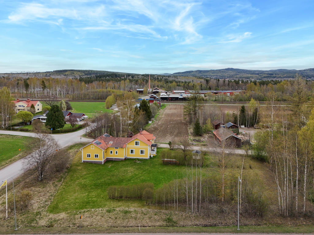 Vy mot trädgårdstomten, belägen öster om riksvägen. 