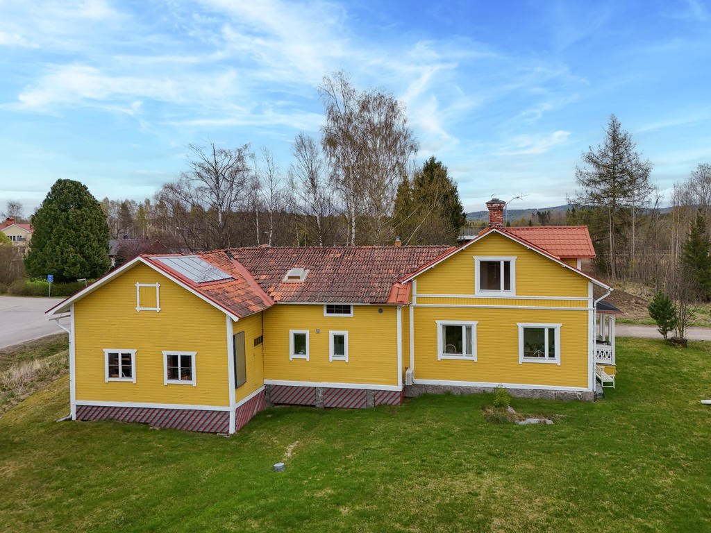 Fasad i väst. 