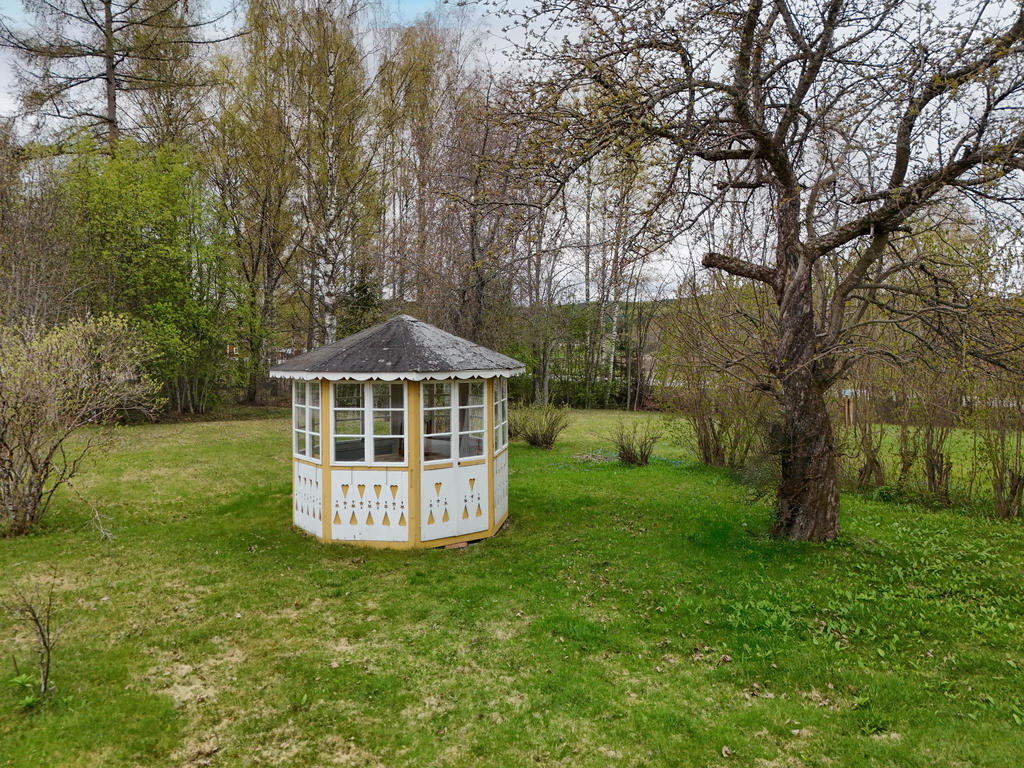 Lusthus på tomten. Byggt på 80-talet. 