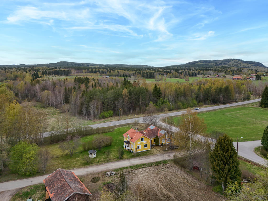 Vy i väster med del av fastigheten som är belägen på andra sidan riksvägen. 