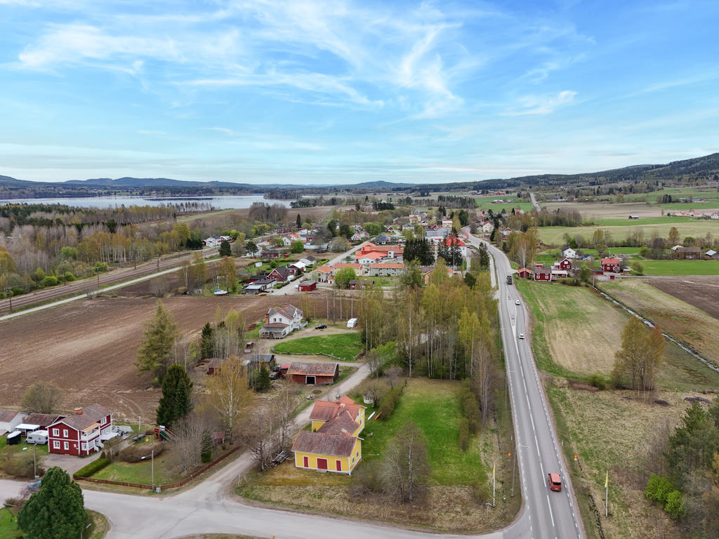 Vy mot söder och Vallsta by. Med riksväg 83 som går igenom Vallsta. 
