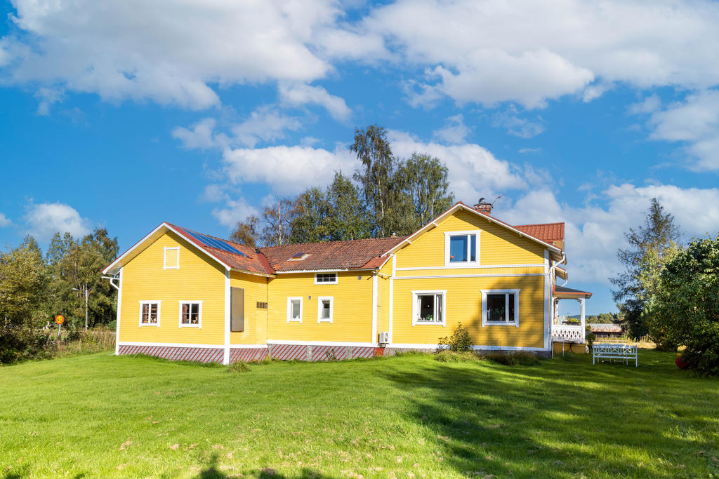 Fasad i väst med bostadsdel till höger och lada till vänster. 