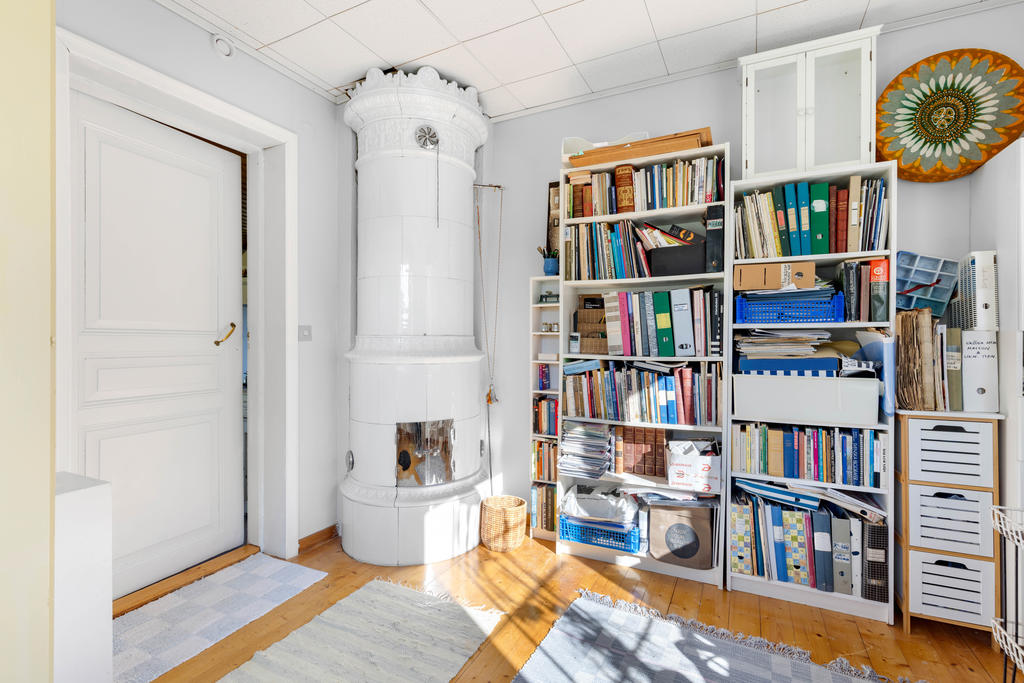 Sovrum/kontor och bibliotek innanför köket. Fungerande kakelugn. 
