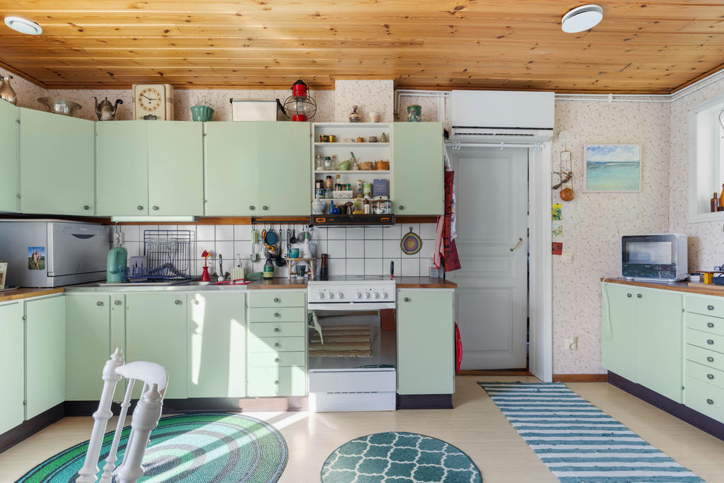 Kök med nymålade köksluckor. 