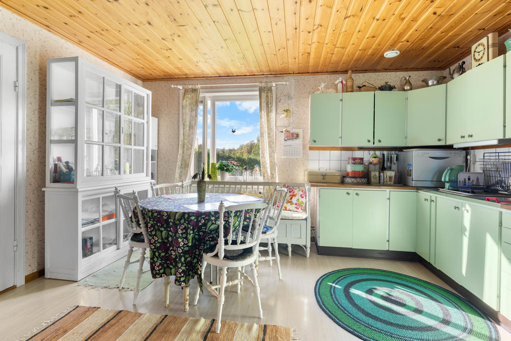 Trivsamt kök med plats för matbord. 