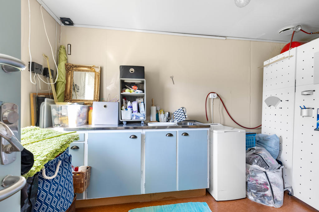 Tvättstuga och pannrum innanför badrum