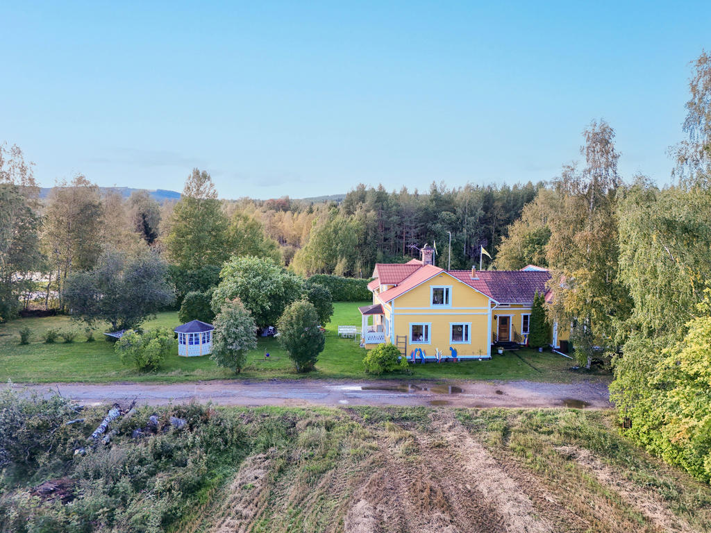 Fasad med entré i öst.