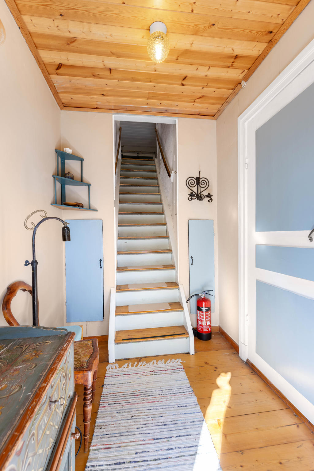 Trapp som leder upp till övervåning. 