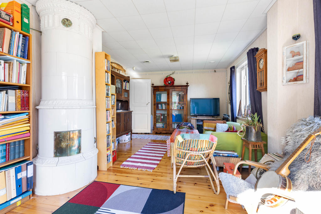 Vardagsrum med kakelugn (ej fungerande). 