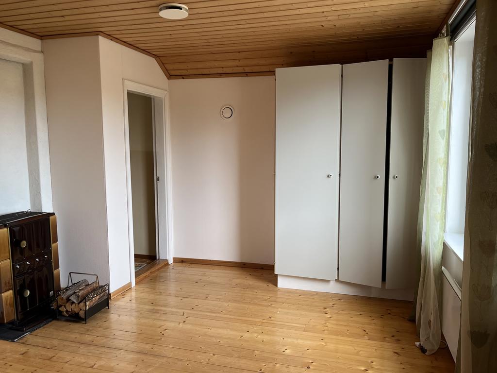 Säljarens bild. Kamin i ett av sovrummen på övervåningen. 