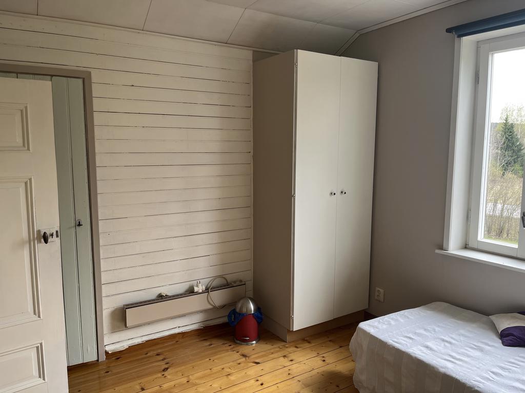 Säljarens bild på ett av de tre sovrummen på övervåningen.