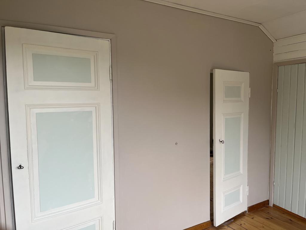 Säljarens bild. Nymålade dörrar och ytskikt i ett av sovrummen på öv. 
