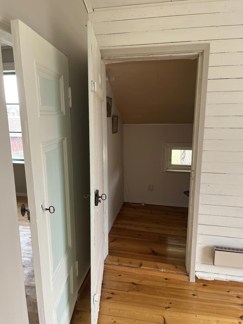 Säljarens bild på ingång till alkov. 