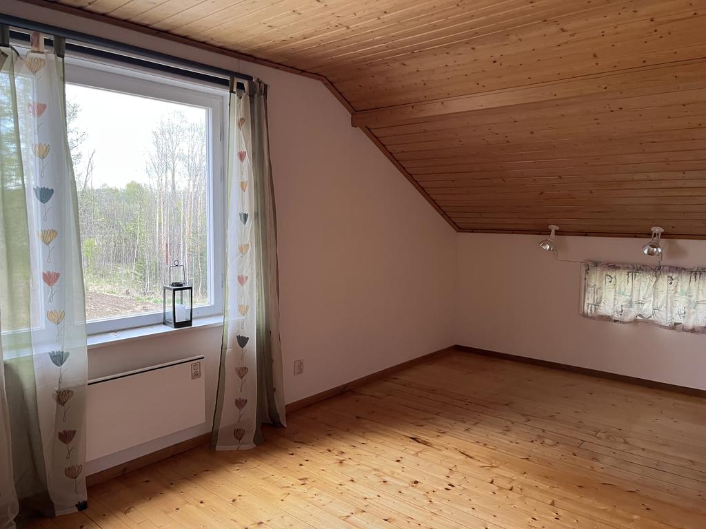 Säljarens bild av ett av sovrummen på övervåning. 